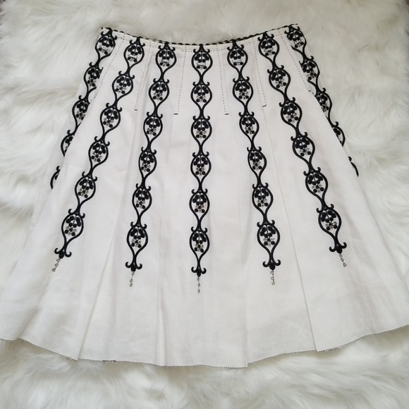 Pretty White and Black Pleated Skirt - Picture 3 of 6